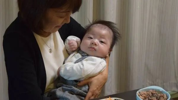 保姆投诉雇主留下孩子失联，孩子该怎么办？