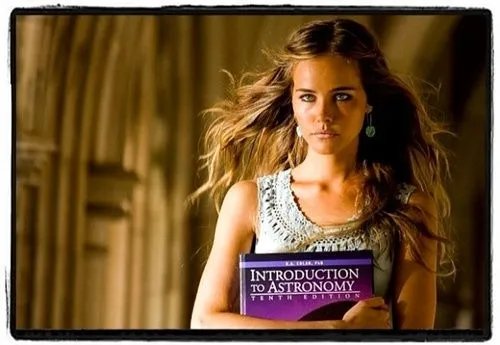 变形金刚2中的那个女机器人叫什么