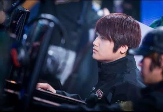 定义AD Carry的那个人——微笑正式加盟《冠军电竞经理》