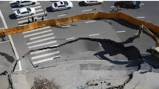 长春一在建地铁口附近发生道路塌陷了吗？