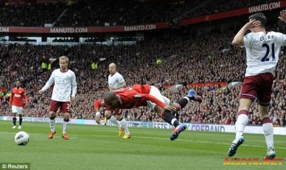 盘点足坛十大假摔王 C罗苏神布教授领衔无罗本