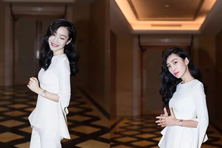 陶昕然女儿正面照曝光超可爱 白色礼服亮相妩媚优雅