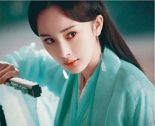 杨幂当众挖鼻孔上热搜，网友却更关注她对助理摆脸色？