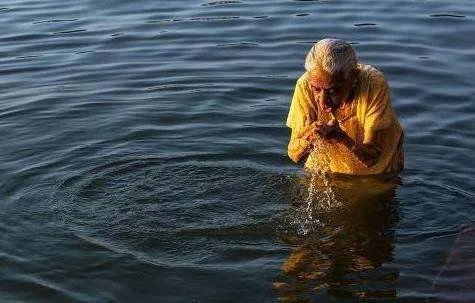 数万印度人跳入恒河沐浴,为何他们坚信这条河能清洗污秽?