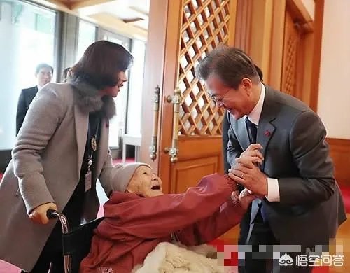 在“慰安妇”协议上,文在寅再展“变色龙”本色,你怎么看?