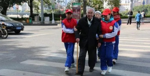 男孩不敢过马路民警暖心护送，你做过这样的暖心民警吗？