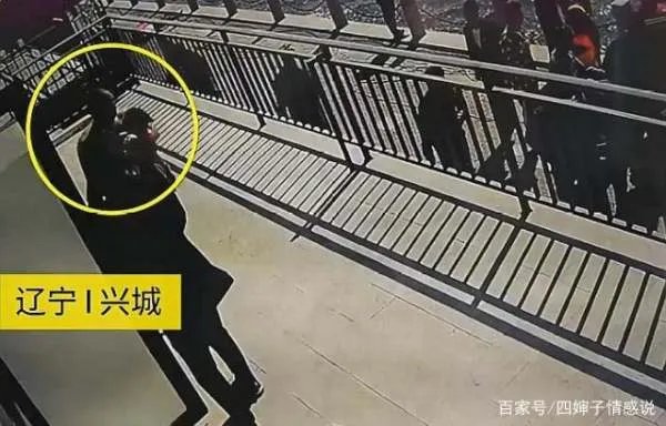 男孩骑车坠河，妈妈姥姥跳河救娃却溺亡！男孩已被好心人救起，你怎么看？