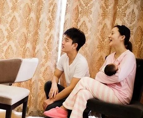 李小璐女儿满月照曝光 千呼万唤露真颜