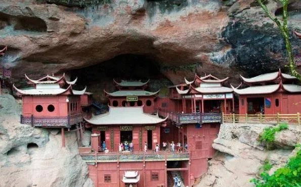 仅有一根棍子支撑，摇摇欲坠，福建省的甘露岩寺为何如此神奇？