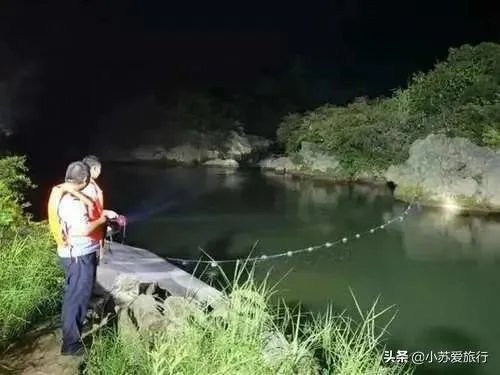黄果树景区两名游客遇难，报道称园区才立警示牌，这到底是游客的责任还是园区呢？