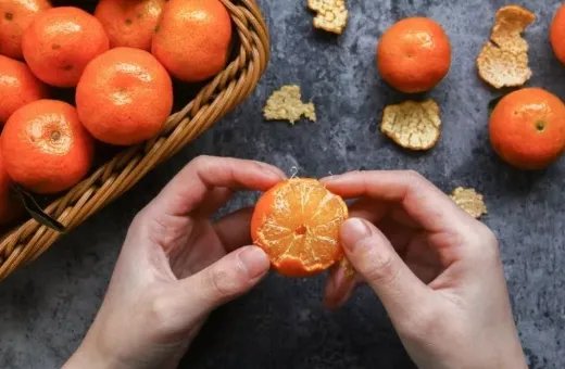专家提醒橘子吃太多当心变成小黄人，橘子吃多了会有哪些副作用？
