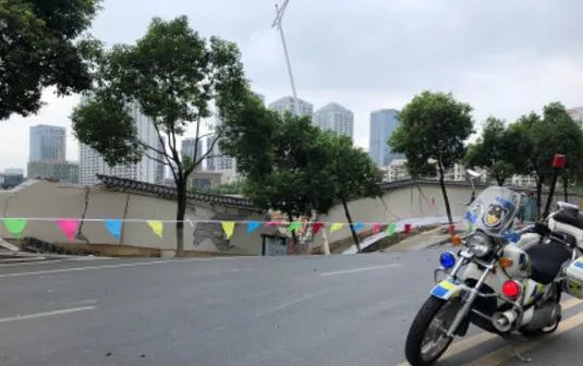 南昌路面突发塌陷的真实原因是什么？