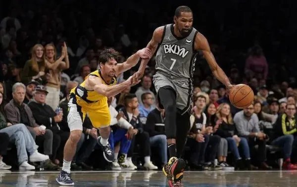 杜兰特因比赛将球扔观众席被罚25000美元，你觉得这个惩罚力度如何？