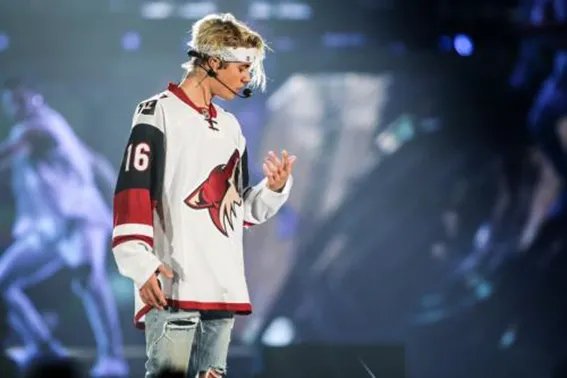 比伯晒与爱妻合照引围观，他的主要作品有哪些？