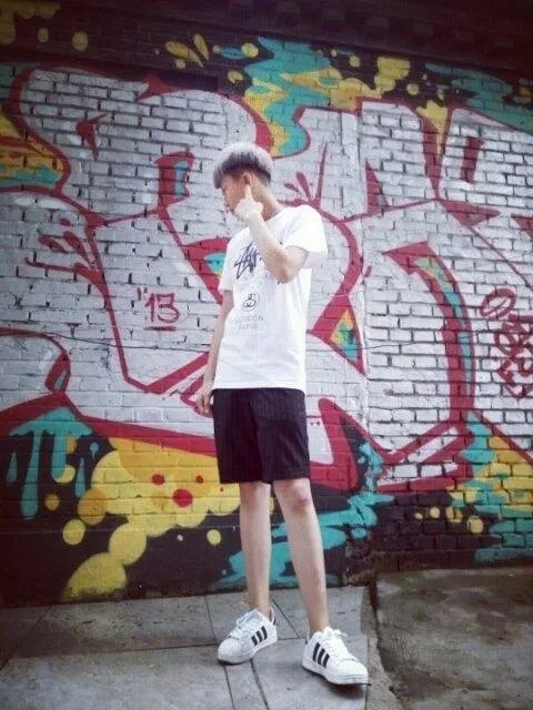 谁有比较适合男生的qq聊天背景?