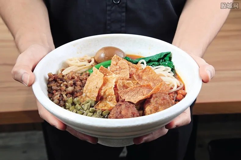 螺蛳粉闻臭师年薪50万 日闻300吨酸笋