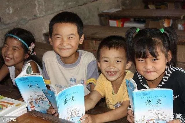 关于农村留守儿童的教育问题，作为父母该怎样和孩子交流？