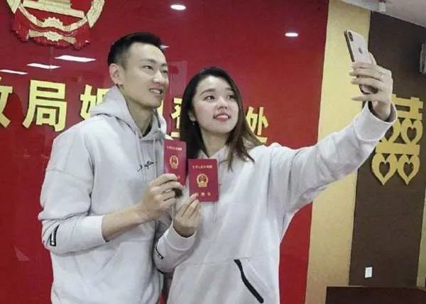 被闺蜜搭档夺走男友的羽毛球奥运冠军赵芸蕾现在感情生活如何？