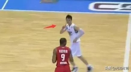 吉喆对麦迪摇手指