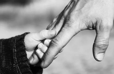 女婴坠楼受伤父亲拒绝治疗，其父亲的行为是不是太不负责了？