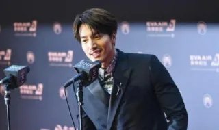 言承旭红毯造型现场图曝光，大叔霸道范却显沧桑