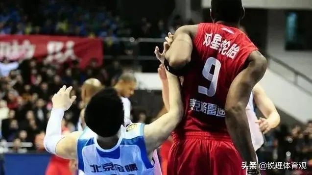 吉喆对麦迪摇手指