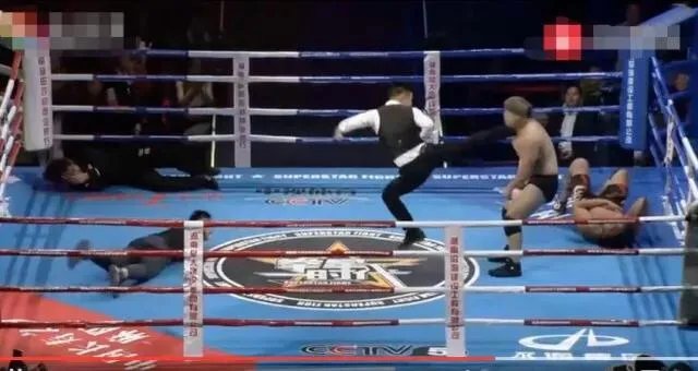 日本拳手对杨建平脸上吐口水，老杨冲上擂台OK日本和教练，您对杨建平老师如何看待？