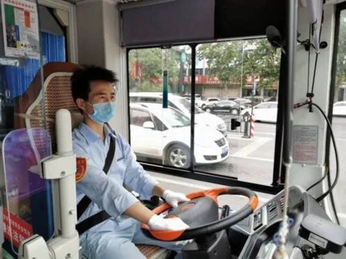 成都公交司机被男子从背后拿石块袭击，事情的起因是什么？