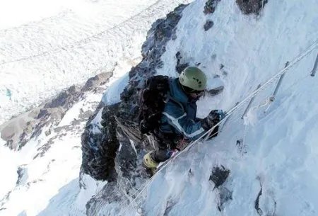 男子滑雪引发雪崩,雪崩时如何逃生?
