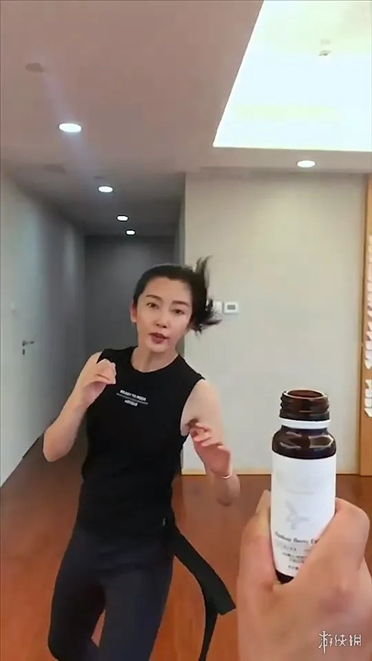 女星李冰冰”踢瓶盖“挑战成功 动作实在太帅了！