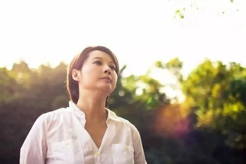 袁立三婚生活落差大，住狭窄居民楼，她是真的遇见真爱了吗？