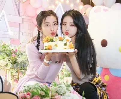 李冰冰庆生照曝光，48岁的李冰冰看起来为何丝毫不输赵丽颖？