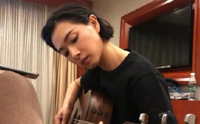 万茜发文报平安是怎么回事 万茜发文报平安回应车祸骨折