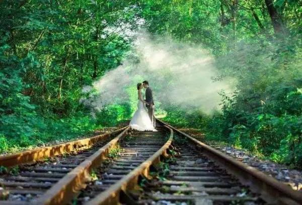 关于4女子铁轨上拍婚纱照被罚一事，你有何看法？