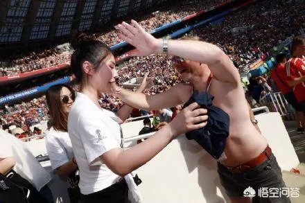 徐冬冬现场观看世界杯，丹麦球迷脱掉上衣索要拥抱，你是怎么看这件事的？