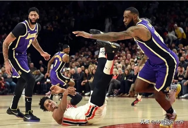 湖人大胜开拓者收获三连胜，而快船被雄鹿狂虐，如何评价？