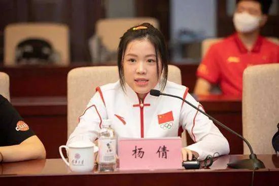 杨倩将奥运会领奖服赠予清华,值得清华学子学习吗？