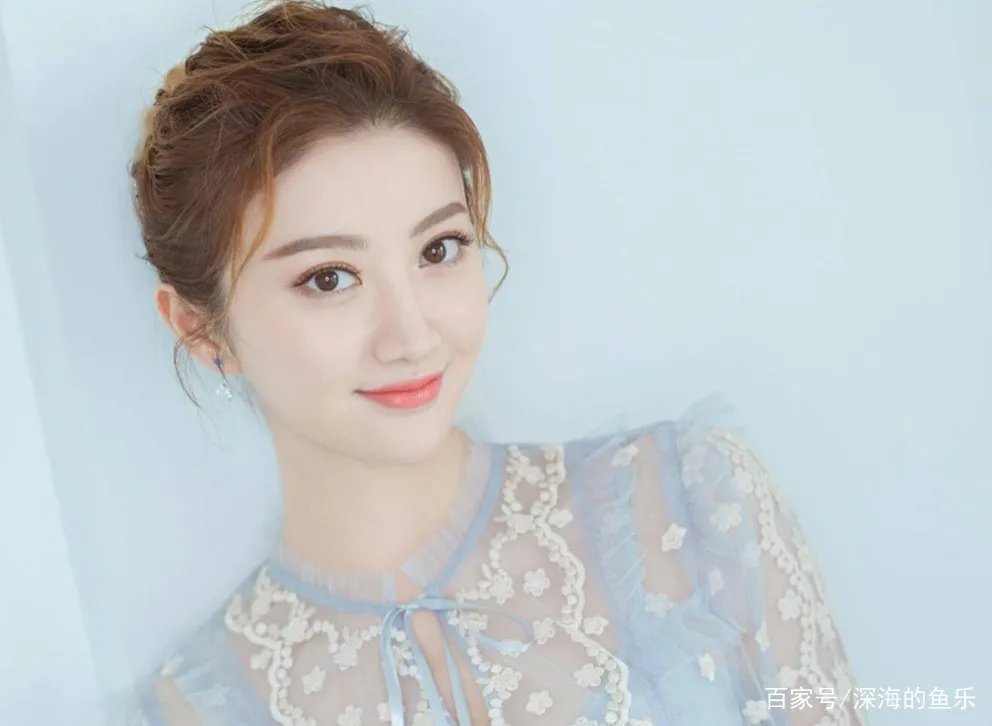 成龙不敢碰她，甄子丹想搂没搂到，王思聪不敢撕，却被任嘉伦吻了，她是谁？