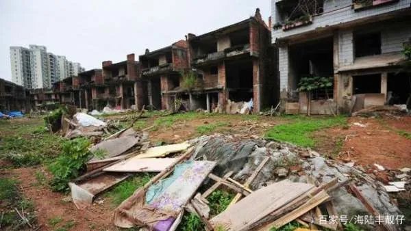 深圳124栋烂尾别墅群荒废已久,有人居住种菜,网友众说纷纭,你怎么看?