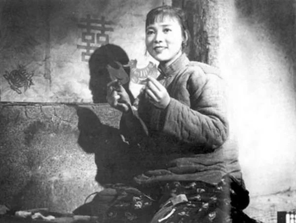 田华：从贫民女到艺术家，一家四口皆患癌去世，今92岁为何仍要挣钱养家？