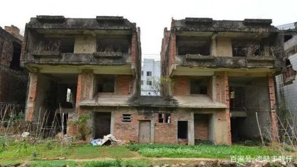 深圳124栋烂尾别墅群荒废已久,有人居住种菜,网友众说纷纭,你怎么看?