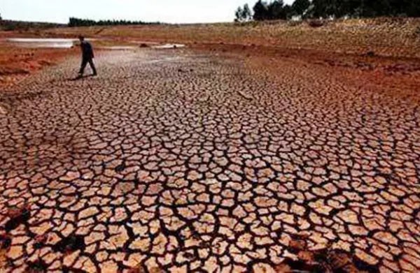 云南冬春季节多干旱的自然原因是什么？