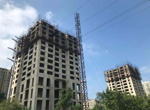 你怎么看待等了10年花了2000万住进烂尾楼这件事呢？