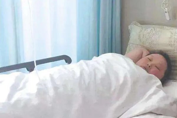 90后女孩忍痛借亡父微信鼓励母亲，你想对她说什么？