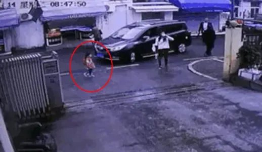 北京一小区女童被卷入车底不幸身亡，造成此事故的原因是什么？