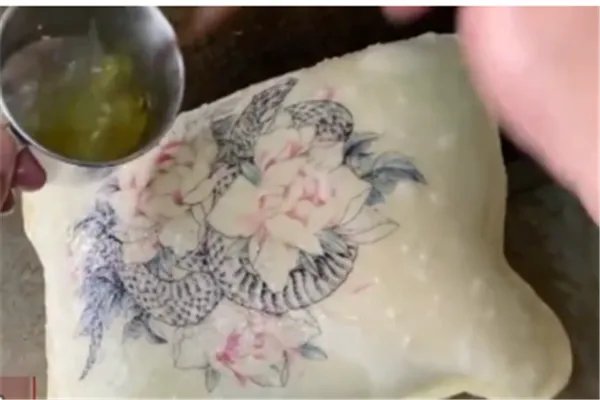 彩虹鸡蛋灌饼火了,店家是如何想到这个点子的?