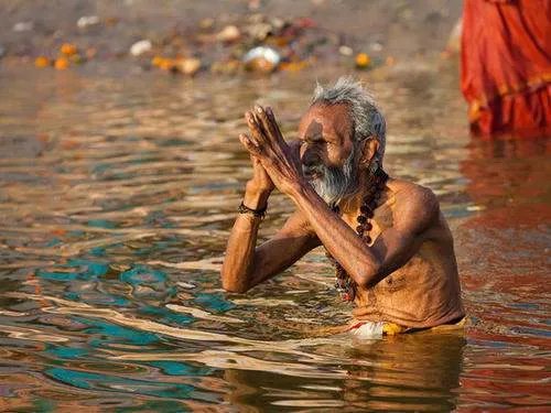 数万印度人跳入恒河沐浴,为何他们坚信这条河能清洗污秽?