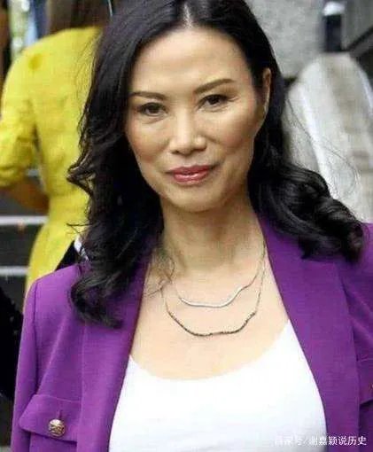 那个离婚分得百亿家产的邓文迪，如今过得怎么样了？