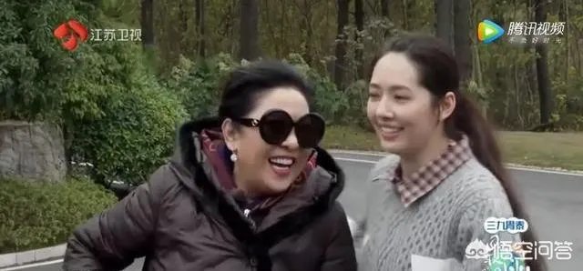 6月17日郭碧婷腹部隆起似皮球被猜测怀孕，为什么明星生子这么多人关注？