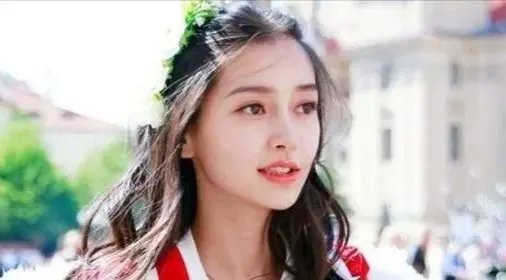 网友偶遇Angelababy带小海绵游泳,她是一个合格的母亲吗?